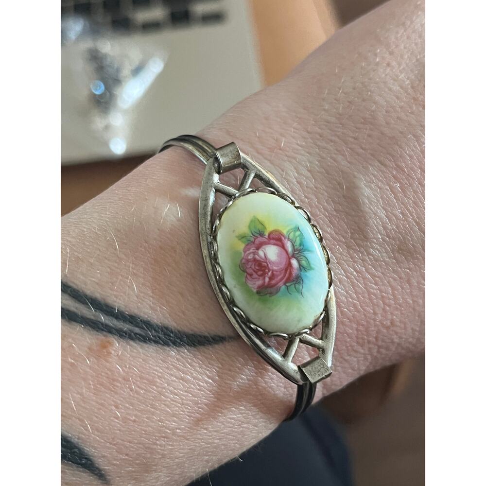 Vintage Estate Beautiful Painted Rose Pink and Cream Floral Silver Tone Bracelet - Picture 2 of 4